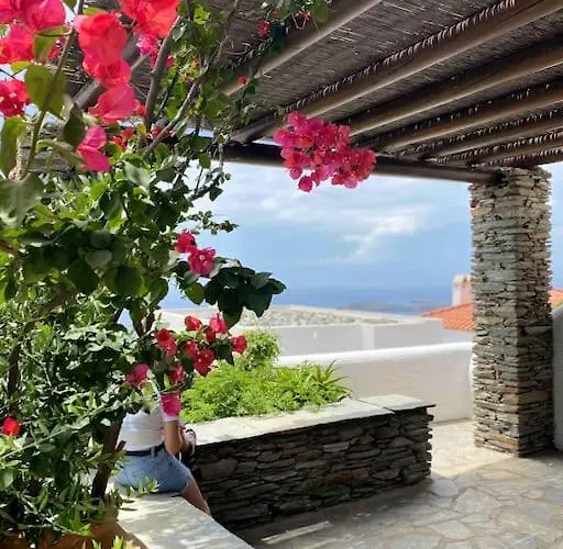 בית נופש Andros -stone House With Shared Pool & Seaview