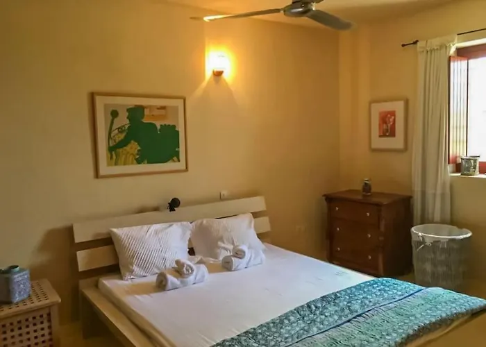 בית נופש Andros -stone House With Shared Pool & Seaview